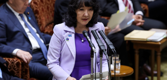 Ministra das Finanças do Japão sinaliza disposição para intervir no câmbio