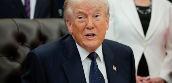 Trump diz que Irã “deveria acenar a bandeira branca da rendição”