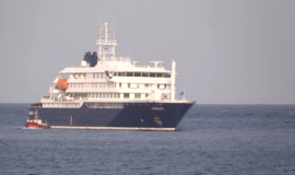 Navio de cruzeiro atingido por hantavírus retira 3 passageiros e deve seguir para Espanha