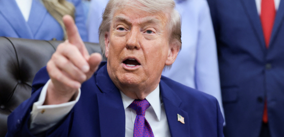 Trump diz que cessar-fogo com Irã “respira por aparelhos” após rejeitar resposta de Teerã