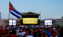 Cubanos se reúnem diante da embaixada dos EUA em Havana para protestar contra indiciamento de Raúl Castro
