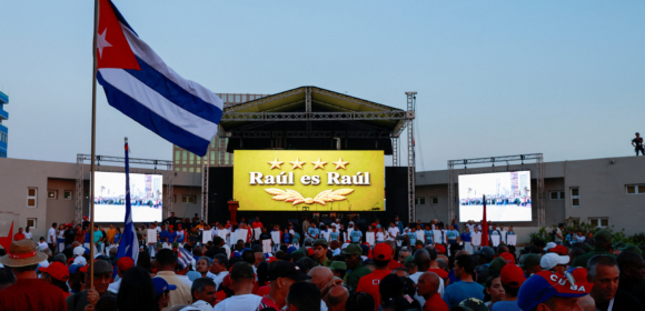 Cubanos se reúnem diante da embaixada dos EUA em Havana para protestar contra indiciamento de Raúl Castro
