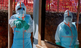 Recuperação de casos de Ebola traz sinais de esperança no Congo, surgem casos suspeitos fora da África