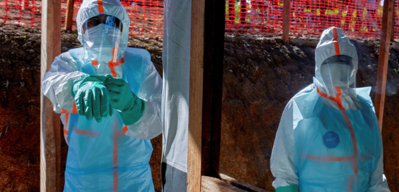 Recuperação de casos de Ebola traz sinais de esperança no Congo, surgem casos suspeitos fora da África