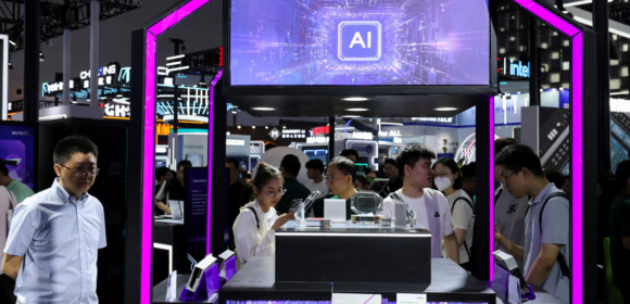 China prepara plano de US$295 bi para financiar implantação de IA em todo o país, diz Bloomberg
