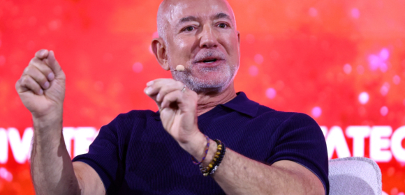 IA levará à escassez de mão de obra, afirma Jeff Bezos