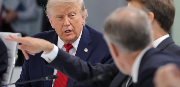 EUA e Irã assinam acordo de cessar-fogo, mas Trump diz que pode retomar ataques