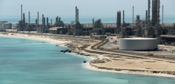Produtores do Oriente Médio seguem com embarques de petróleo e GNL, apesar dos ataques a navios