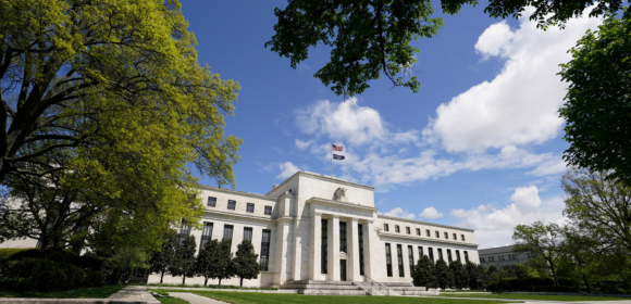 Fed divulga ata em meio a debate entre analistas sobre se Warsh irá reduzir juros