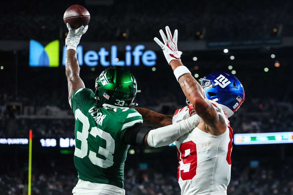 O cornerback Jordan Clark, do New York Jets, defende um passe direcionado para o wide receiver Isaiah Hodgins, do New York Giants, em duelo entre os dois times da cidade
