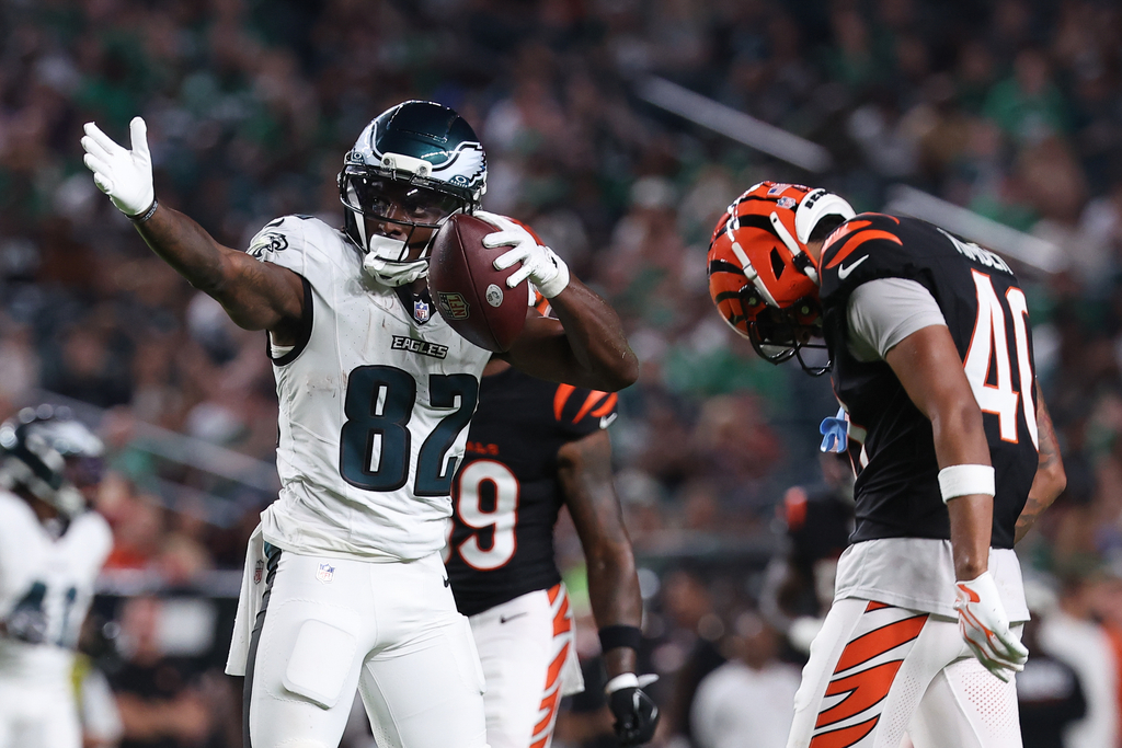 O wide receiver do Philadelphia Eagles, Danny Gray (82), conquista uma primeira descida no jogo contra o Cincinnati Bengals pela pré-temporada de 2026/2027