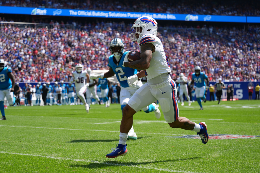 O wide receiver DJ Moore, do Buffalo Bills, corre com a bola em jogo contra o Carolina Panthers no New Highmark Stadium