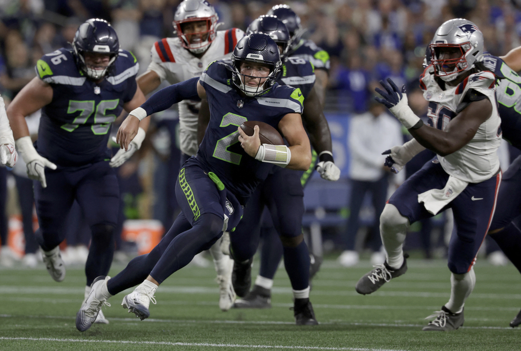 O quarterback do Seattle Seahawks, Drew Lock (2), corre com a bola no último quarto do jogo contra o New England Patriots no Lumen Field