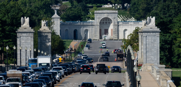 Trump vai usar arco de Washington como complexo militar para drones e atiradores de elite