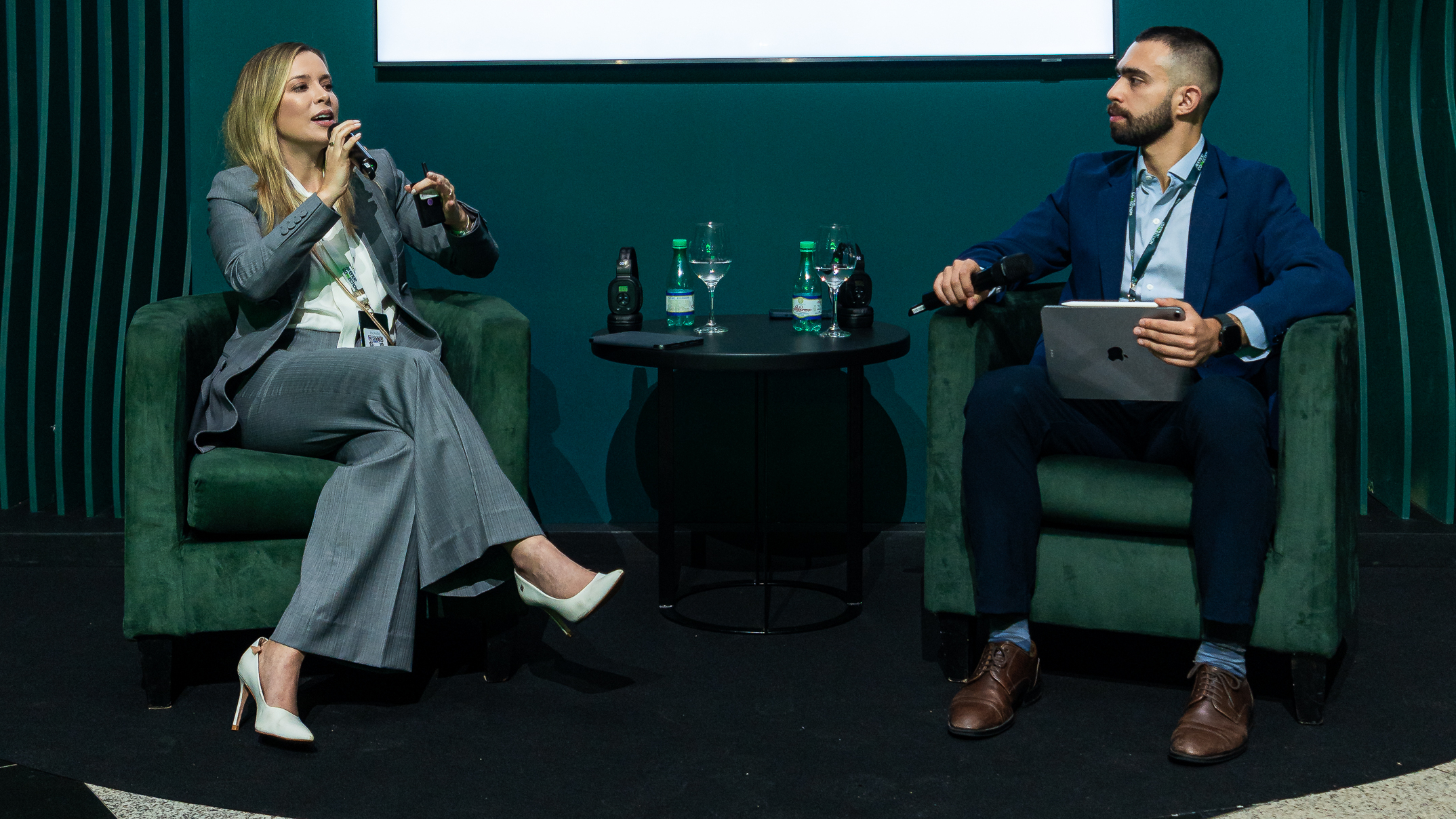 Juliana Benvenuto e Tomás Roque, do time de Treinamento e Conteúdo da Avenue, conversam com o público no Avenue Connection 2026