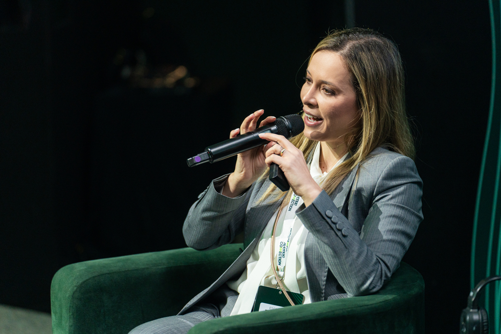Juliana Benvenuto, Coordenadora de Treinamento e Conteúdo na Avenue, fala com o público no Avenue Connection 2026
