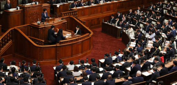 Premiê do Japão promete disciplina fiscal conforme dívida aumenta