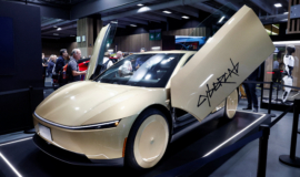 Tesla corta gastos antes de possível acordo com SpaceX, enquanto Musk aposta futuro em IA e robôs